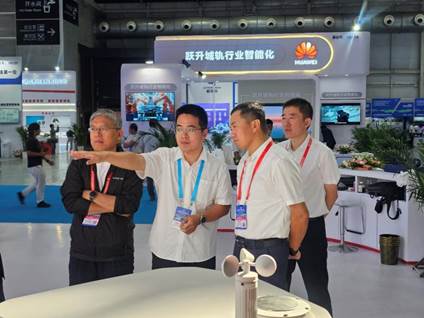 图片包含 人, 室内, 建筑, 桌子

AI 生成的内容可能不正确。